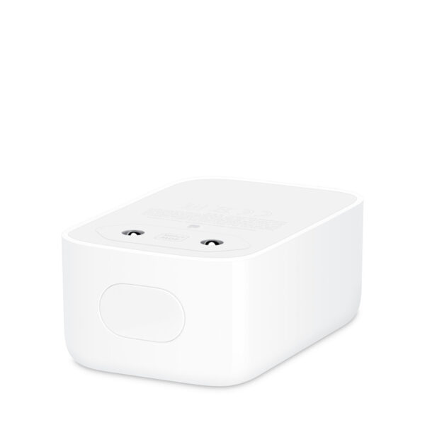 Долната страна на зарядното Apple 40W с прибран щепсел