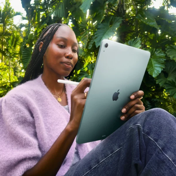 Жена с iPad Air и Apple Pencil сред растения