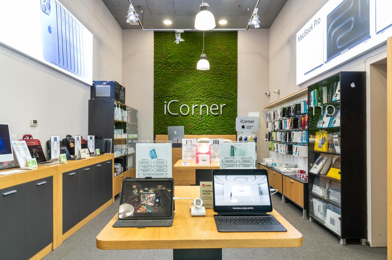 Щанд с MacBook в магазина на iCorner