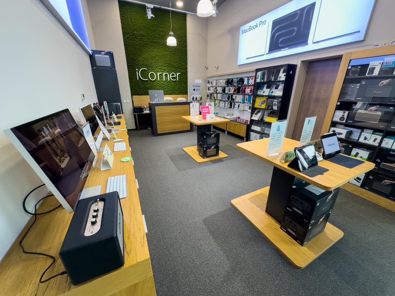 Магазинът на iCorner в Bulgaria Mall отвътре
