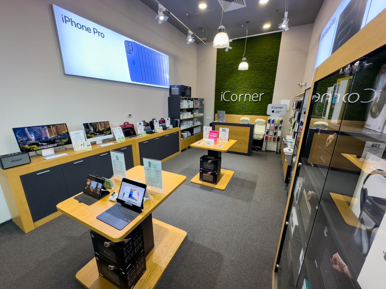 Щандовете с iPhone, iPad и Mac в магазина на iCorner
