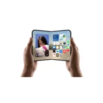 iPhone Duo в цвят Star White, отворен в две ръце