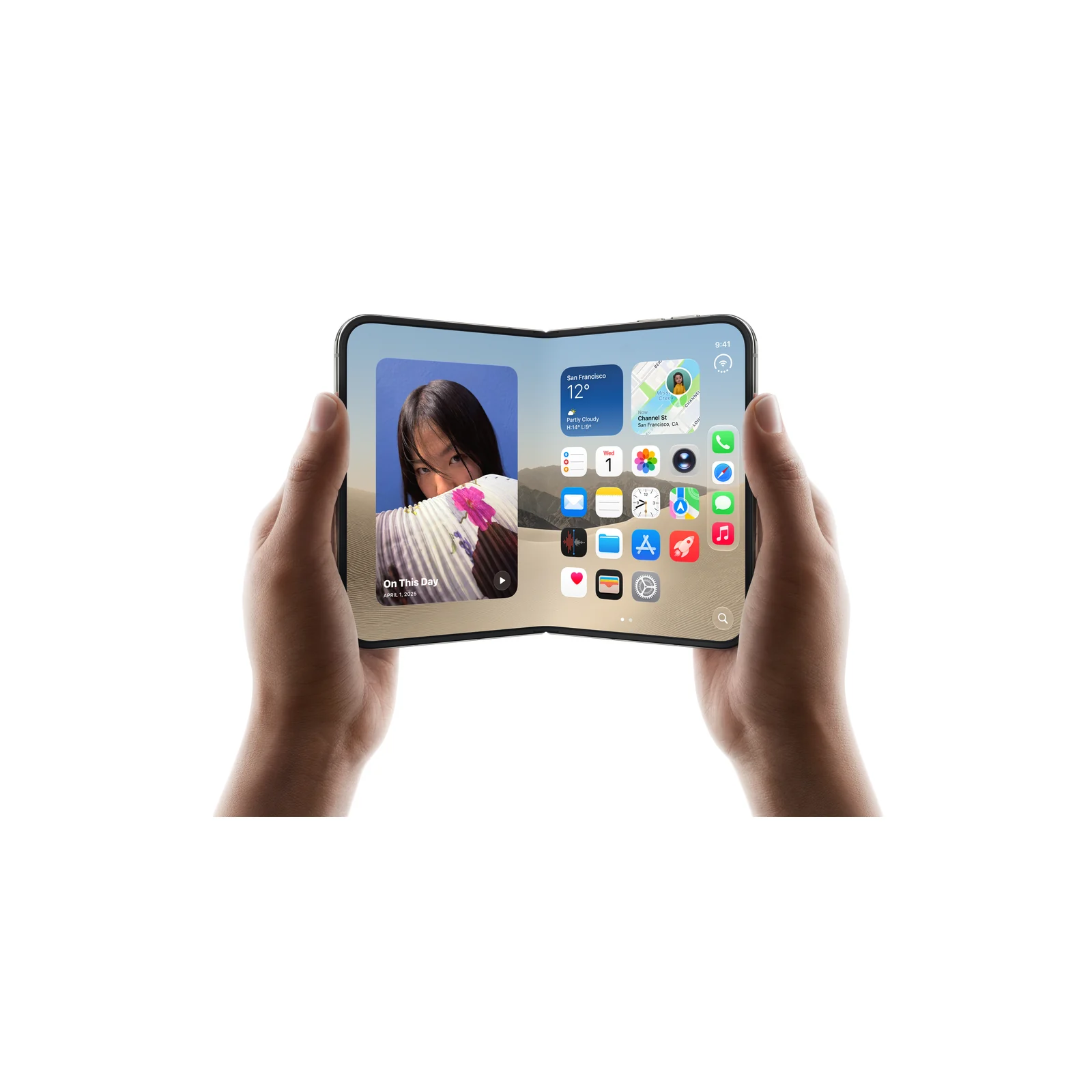 iPhone Duo в цвят Star White, отворен в две ръце