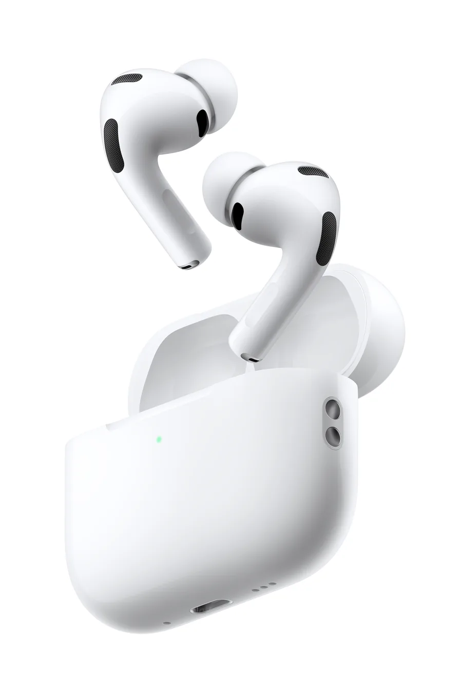 AirPods Pro 3 със силиконовите накрайки над кутията с MagSafe